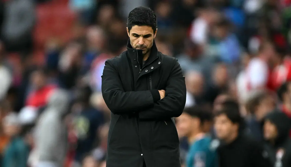 Ekspresi kecewa pelatih Arsenal, Mikel Arteta saat timnya kalah dari Bournemouth dalam laga lanjutan Liga Inggris 2024/2025 di Emirates Stadium, London, Inggris, Sabtu (03/05/2025) waktu setempat. (AFP/Glyn Kirk)