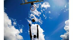 Seorang pemain Basket yang tergabung dalam South Sudan Wheelchair Basketball Association (SSWBA)  menjalani latihan di Stadion Basketball, Juba, Sudan Selatan, (17/5/2016). (AFP/Albert Gonzalez Farran)
