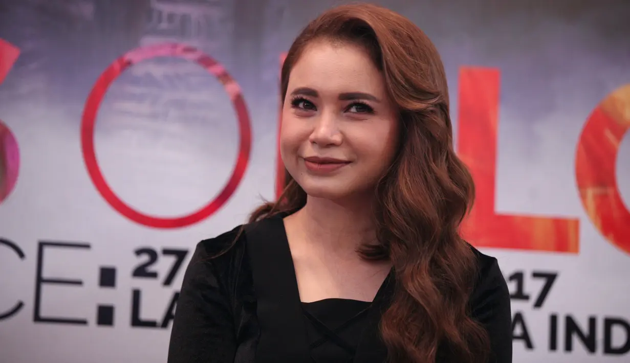 Ditemui di Jakarta Convention Center, Senayan, Jakarta Pusat, Rabu (20/12/2017) malam, Rossa mengutarakan perasaannya saat mendengar lagu tersebut dilantunkan. Ia merasa merinding dan hampir menangis. (Nurwahyunan/Bintang.com)