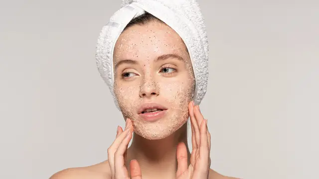 Salt Scrub vs Sugar Scrub: Mana yang Lebih Baik untuk Eksfoliasi Kulit Wajah?