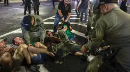 Mereka juga menuntut segera diakhirinya perang di Gaza. (Menahem Kahana/AFP)