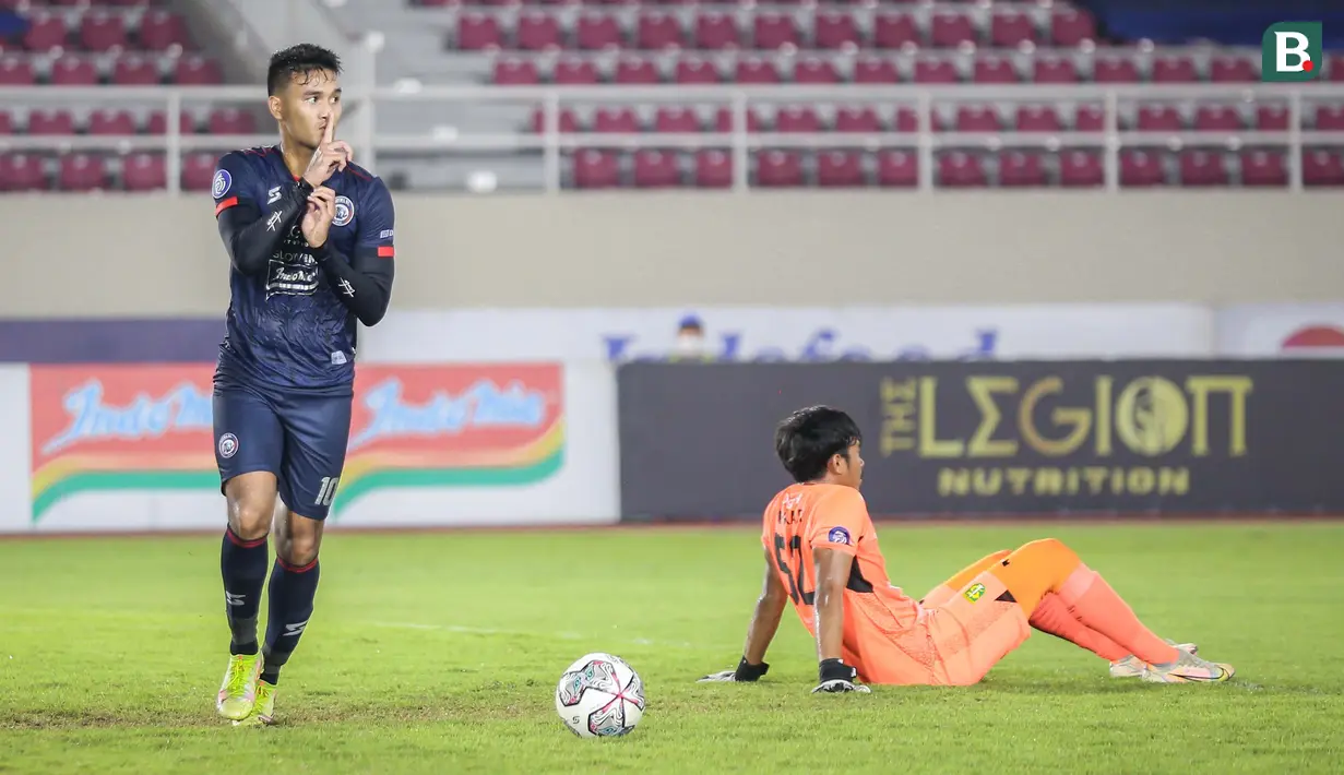 Tim berjulukan Singo Edan itu pun berhasil menggandakan keunggulan lewat Muhammad Rafli yang melakukan tembakan mendatar masuk ke sisi kanan gawang Persebaya di menit ke-21.(Bola.com/Bagaskara Lazuardi)