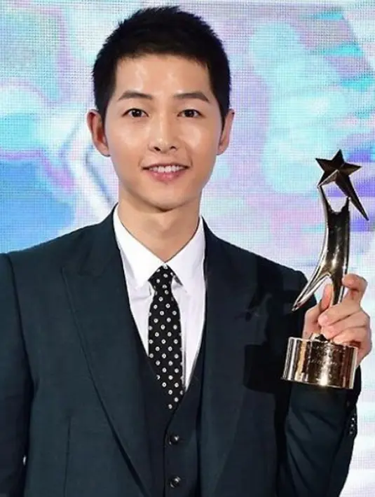 Song Joong Ki mendapat gelar Daesang, yaitu pemenang Grand Exellence Award. Piala tersebut ia dapatkan hasil dari bermainnya di serial drama Descendants, yang juga menang sebagai drama terbaik tahun 2016. (Instagram/Songjoongki)