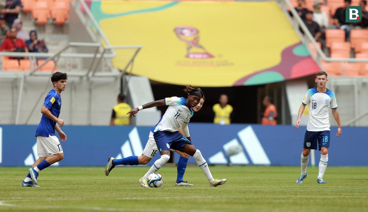 <p>Pemain Timnas Inggris U-17,Joel Ndala (tengah),&nbsp;mengontrol bola dibayangi Timnas Uzbekistan U-17 dalam pertandingan babak 16 besar Piala Dunia U-17 2023 yang berlangsung di Jakarta International Stadium, Jakarta, Rabu (22/11/2023). (Bola.com/M Iqbal Ichsan)</p>