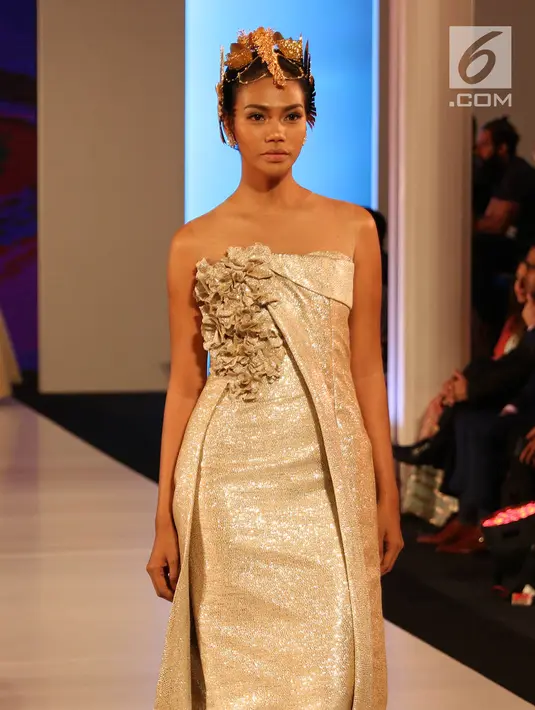 Model memperagakan busana dalam gelaran Fashion Nation 2018 di Senayan City, Jakarta, Senin (16/4). Dulux mempersembahkan inspirasi Dulux Ambiance, sebuah personalisasi warna dan efek tekstur di Fashion Nation 2018. (Liputan6.com/Immanuel Antonius)