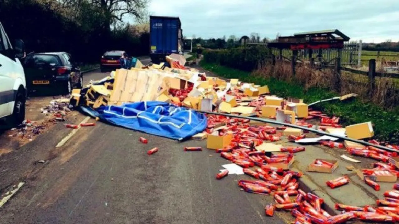 Jalanan di Ilkeston, Sandiacre Inggris seketika menjadi lautan makanan setelah sebuah truk pengangkut biskuit mengalami kecelakaan (Photo courtesy of Erewash Response/Twitter)