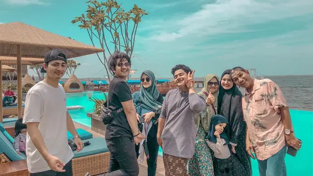 Tetap Berhubungan Baik, Ini 6 Potret Kebersamaan Henny Rahman dan Syakir Daulay
