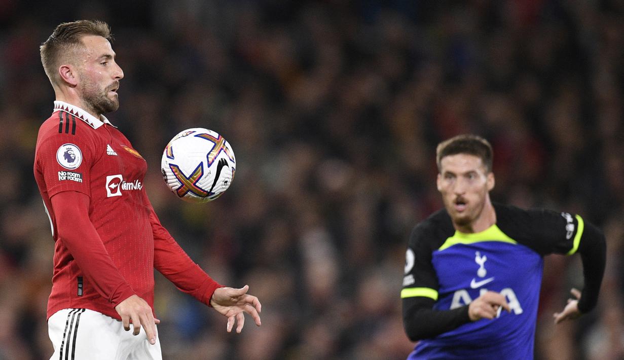 Luke Shaw. Bek kiri Inggris berusia 27 tahun ini memang tak tergantikan di sektor kiri pertahanan Manchester United. Sejak didatangkan dari Southampton pada awal musim 2014/2015 ia selalu menjadi andalan para pelatih MU hingga kini. Di Liga Inggris musim 2022/2023, Erik ten Hag masih mempercayakannya dengan tampil dalam 10 laga dan juga berpartisipsi dalam laga-laga di ajang kompetisi lainnya. (AFP/Oli Scarff)