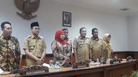 Gubernur Jatim Khofifah Indar Parawansa didampingi Bupati se-Madura memaparkan hasil rapat di aula kantor Pemkab Sampang, Senin (22/7/2019). (Liputan6.com/Musthofa Aldo)
