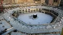 Suasana Masjidil Haram di Mekah, Arab Saudi, Kamis (5/3/2020). Arab Saudi telah melaporkan lima kasus virus corona (COVID-19). (ABDEL GHANI BASHIR/AFP)