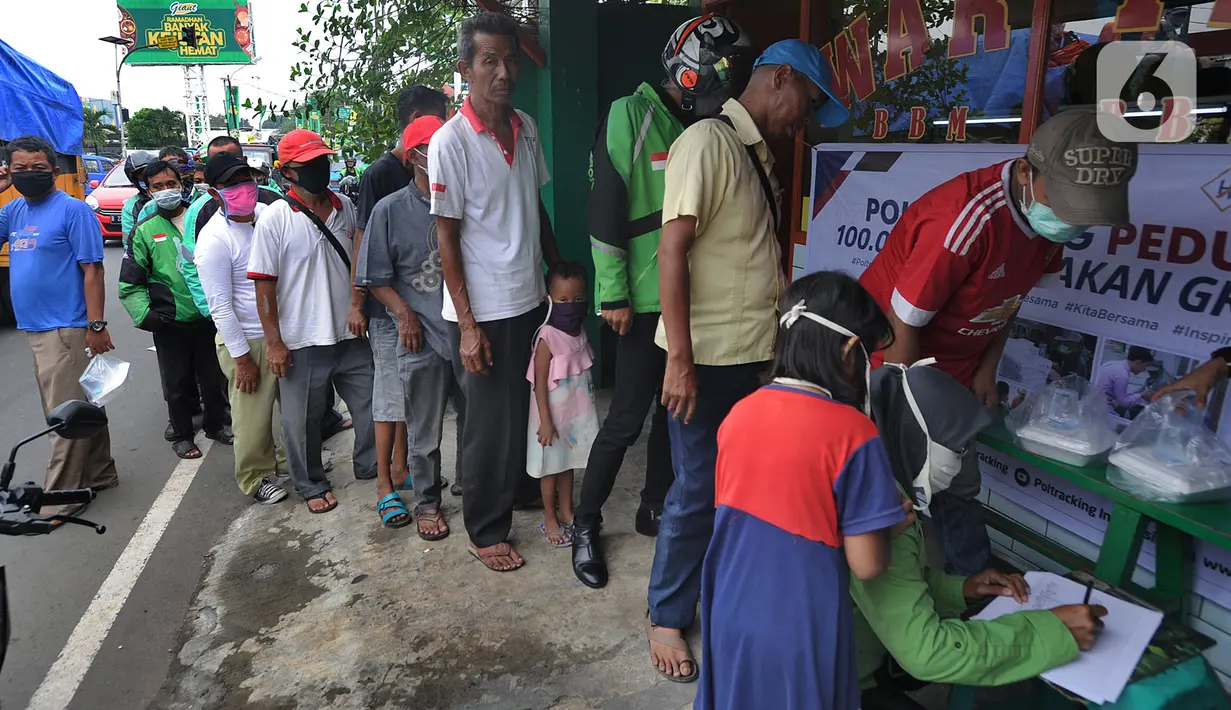 Warga antre mendapatkan nasi bungkus di salah satu warteg kawasan Jalan Tole Iskandar, Depok, Jawa Barat, Rabu (15/4/2020). Sejumlah lembaga sosial berinisiatif memberi bantuan nasi bungkus kepada warga yang terdampak virus corona COVID-19 lewat pemberdayaan warteg. (merdeka.com/Arie Basuki)