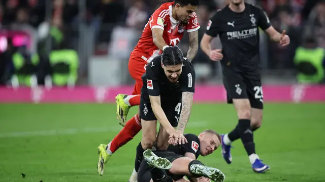Foto: Aksi Kevin Diks saat Timnya Dibantai Bayern Munchen di Liga Jerman