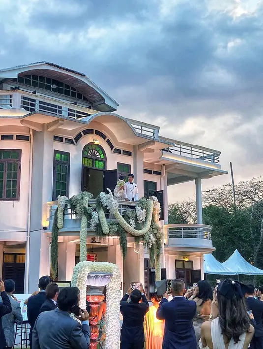 Tidak hanya makanan, pernikahan yang kental akan budaya peranakan ini juga terlihat pada dekorasi [@ekarin_foodandtone]