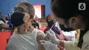Tenaga kesehatan menyuntikan vaksin booster atau vaksin penguat saat gelaran Vaksin Covid-19 Serentak di Gelanggang Olahraga Remaja (GOR) Radio Dalam, Jakarta Selatan, Selasa (8/3/2022). (Liputan6.com/Herman Zakharia)