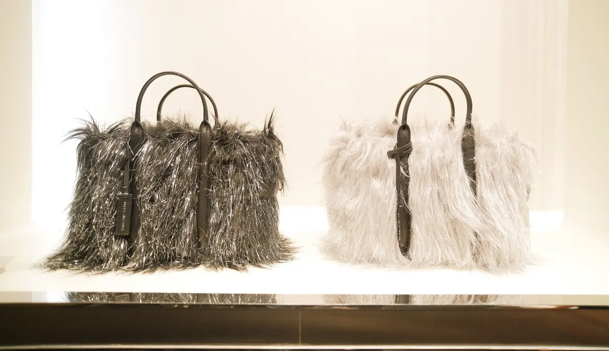 Seri THE LUREC merangkul banyak tren dengan material fux fur serta detail yang berkilau.