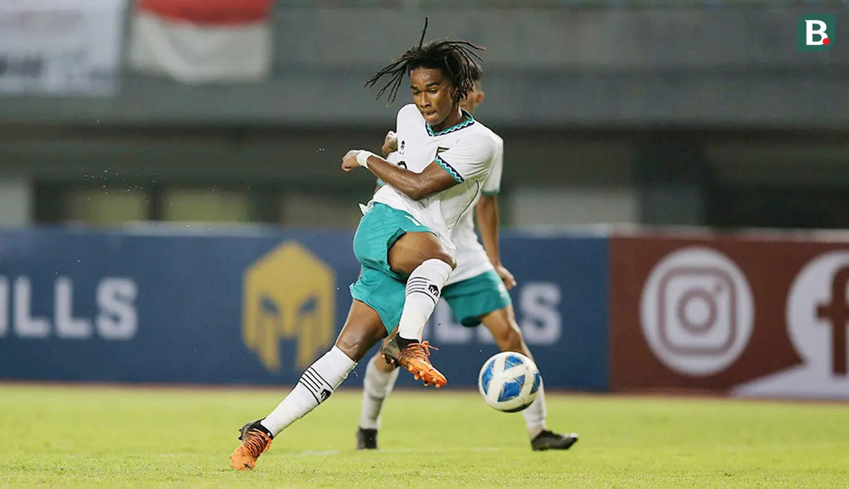 <p>Pemain Timnas Indonesia U-19, Ronaldo Joybera R Junior Kwateh menendang bola ke gawang Timnas Vietnam U-19 saat laga Grup A Piala AFF U-19 2022 di Stadion Patriot Candrabhaga, Bekasi, Jawa Barat, Sabtu (02/07/2022). (Bola.com/Ikhwan Yanuar)</p>