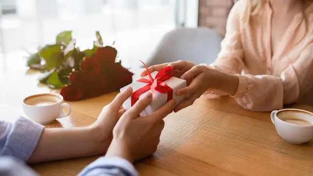 Bersikap romantis dan lebih perhatian