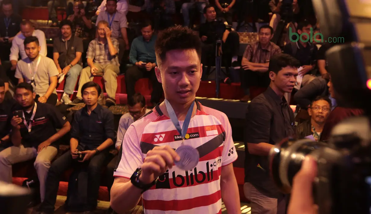 Kevin Sanjaya menunjukan medalinya saat menerima penghargaan dari Djarum Foundation atas prestasi gemilang pada ajang All England 2018 di Grand Indonesia, Jakarta (28/3/2018). Kevin menerima deposito sebesar Rp 200 juta. (Bola.com/Nick Hanoatubun)