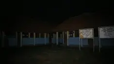 Bangunan yang dahulu ramai oleh kegiatan anak sekolah, menjadi kosong. Suasana pun terasa senyap, Berada  didekat lahan pemakaman semakin menambah suasana angker.