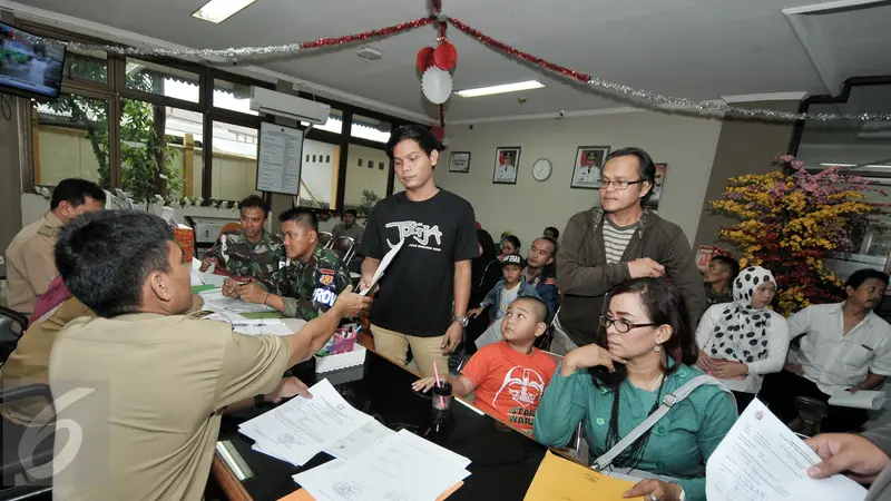 20160829-Urus e-KTP, Warga Geruduk Kantor Kelurahan Srengseng Sawah-Jakarta