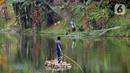 Warga sekitar Situ Gintung mencari ikan Nila, Mujahir, Gabus mengunakan jaring dan jala di cirendeu, Ciputat Timur, Tangerang Selatan, Banten, Kamis (13/8/2020). Selain dimanfaatkan warga mencari ikan Situ Gintung juga sebagai objek wisata ekonomis. (merdeka.com/Dwi Narwoko)