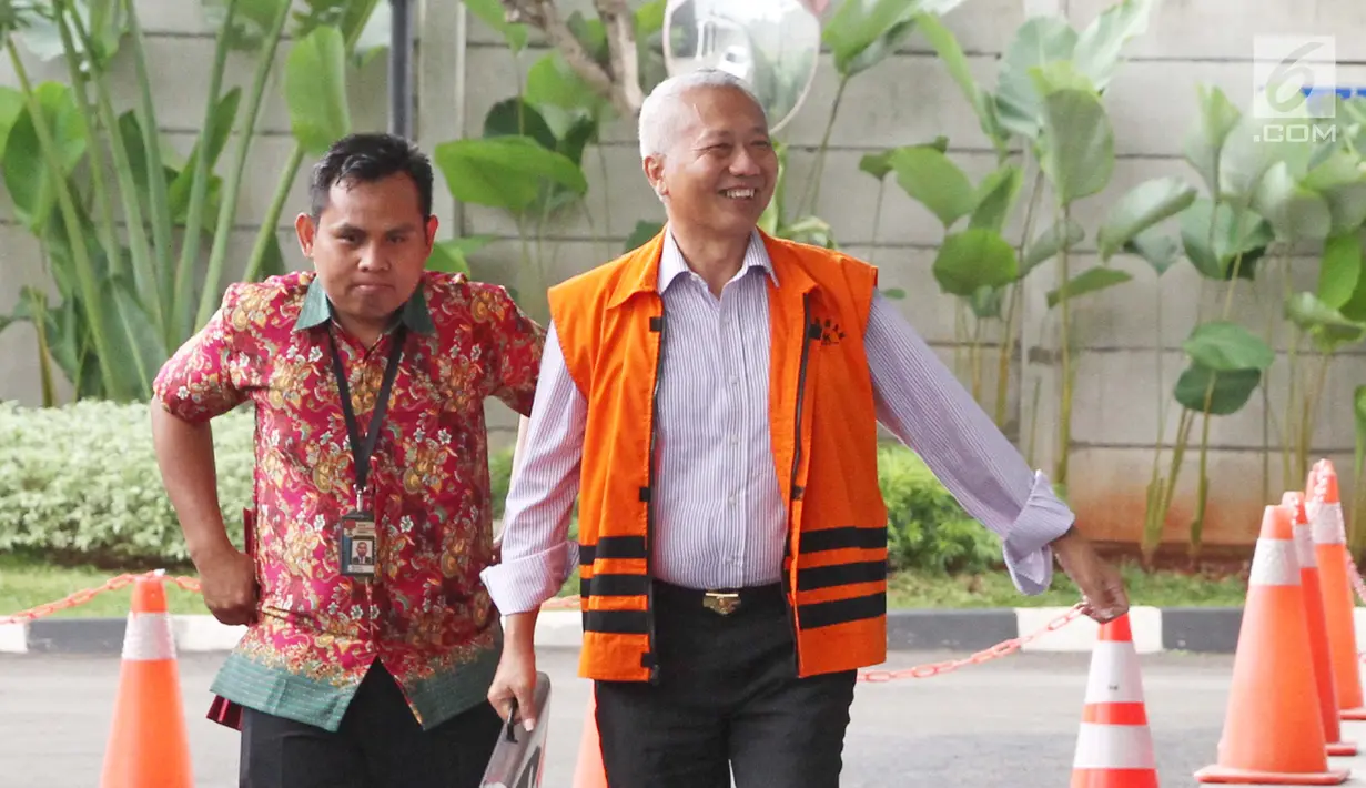 Tersangka mantan Direktur Jenderal Perhubungan Laut (Dirjen Hubla) Kementerian Perhubungan, Antonius Tonny Budiono berjalan memasuki Gedung KPK di Jakarta, Jumat (26/1). (Liputan6.com/Herman Zakharia)