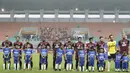 Sejumlah anak-anak dari suporter PSM Makassar menjadi pendamping saat laga Piala AFC melawan Home United di Stadion Pakansari, Bogor, Selasa (30/4). Kesempatan ini diberikan oleh Allianz sebagai salah satu sponsor. (Bola.com/Yoppy Renato)