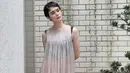 Renata tampil elegan dengan dress flowy sheer putih sleeveless dari brand saya.tales. Dipadukan inner tanktop hitam dan sandalnya.  [@renata711]