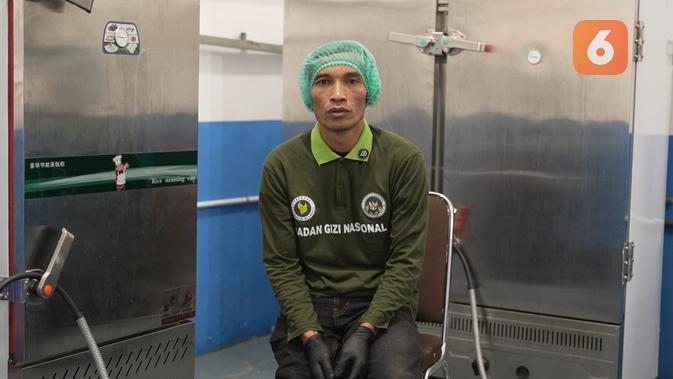 Cerita Susanto, Koki MBG yang Tetap Bekerja Meski Kaki Tak Bisa Ditekuk