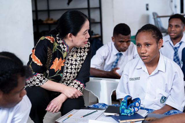 Ketua DPR RI Puan Maharani melakukan kunjungan ke Sekolah Lentera Harapan (SLH) Gunung Moria di Tangerang, Banten, Senin (8/12/2025)