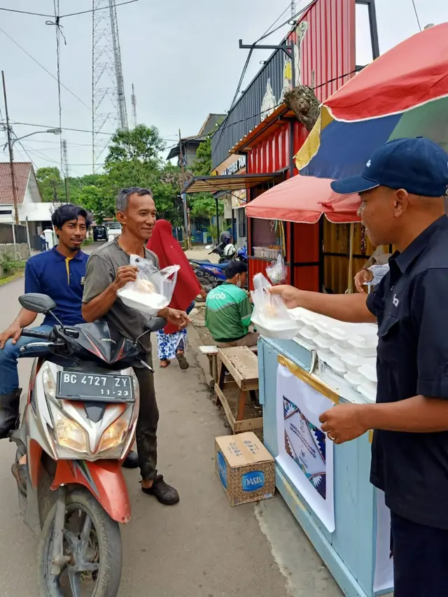 Tim Transimisi INDOSIAR di Palembang Membagikan Lontong Sayur Warung Bu Dina yang Diborong oleh INDOSIAR