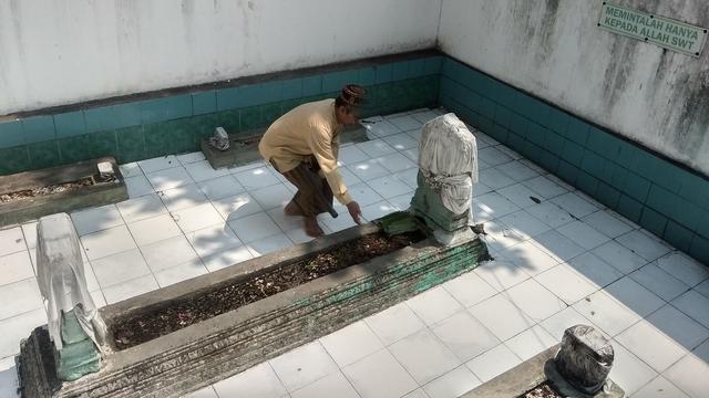 Makam Mbah Srimpet atau Adipati Tejakusuma I yang berlokasi di belakang Masjid Jami’ Lasem, Rembang