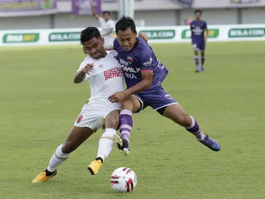 Penyerang Persita Tangerang, Samsul Arif, berebut bola dengan pemain PSM Makassar, Asnawi Mangkualam, pada laga Shopee Liga 1 di Stadion Sport Center Tangerang, Jumat, (6/3/2020). Kedua tim bermain imbang 1-1. (Bola.com/M Iqbal Ichsan)