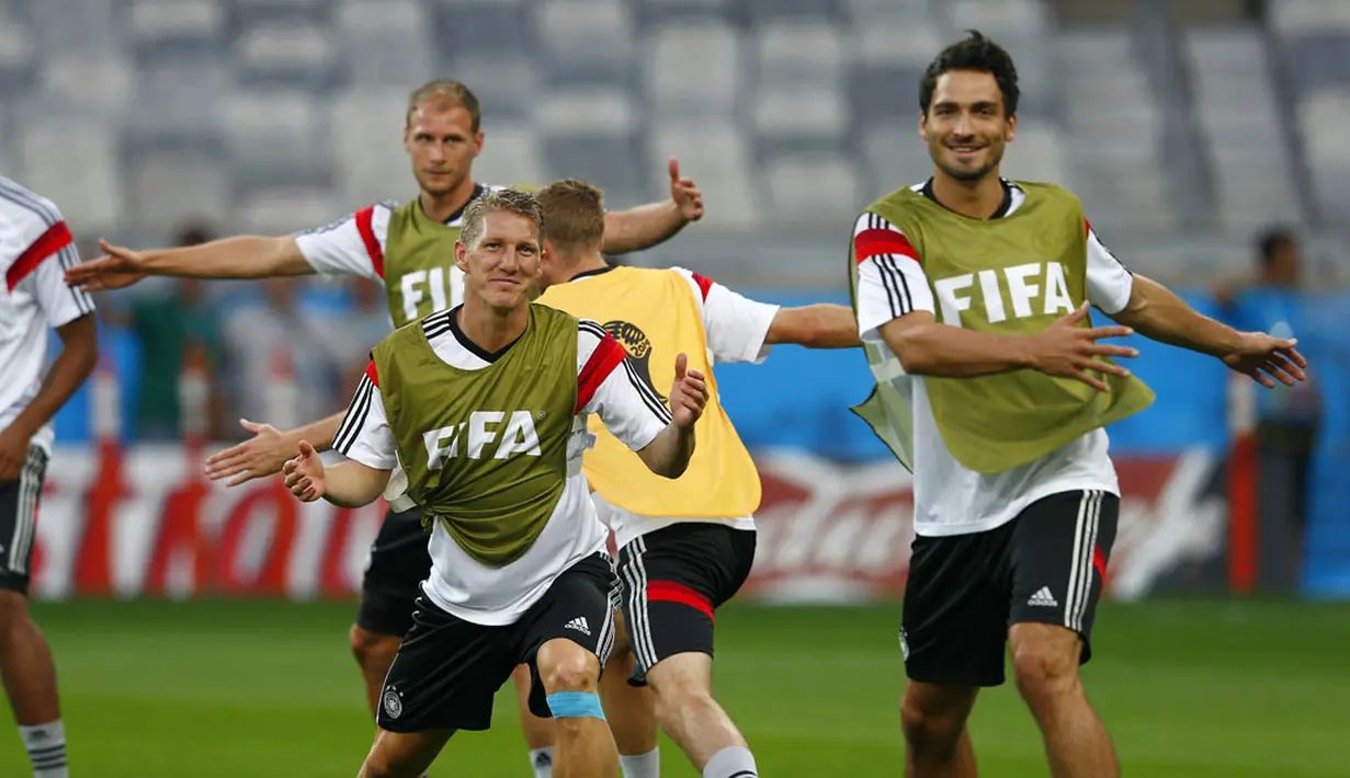 Dua pemain Timnas Jerman, Bastian Schweinsteiger (kiri) dan Mats Hummels berpose sejenak disela-sela latihan di Stadion Mineirao, Belo Horizonte (7/7/2014). (REUTERS/Eddie Keogh)