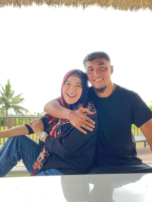 Sekedar informasi, setelah tiga tahun resmi  cerai dengan Pasha Ungu, Okie menikah lagi dengan pemain sepak bola Gunawan Dwi Cahyo. Kemesraan dan keharmonisan keduanya kerap  menarik perhatian netizen. Beberapa potretnya kerap di bagikan di media sosial mereka. [Instagram/okieagustina_]