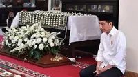 Momen Jokowi kuburkan ibundanya (Sumber: Instagram/jokowi.grobogan)