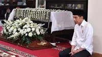 7 Momen Jokowi Kuburkan Jenazah Ibunda, Turun Langsung ke Liang Lahad