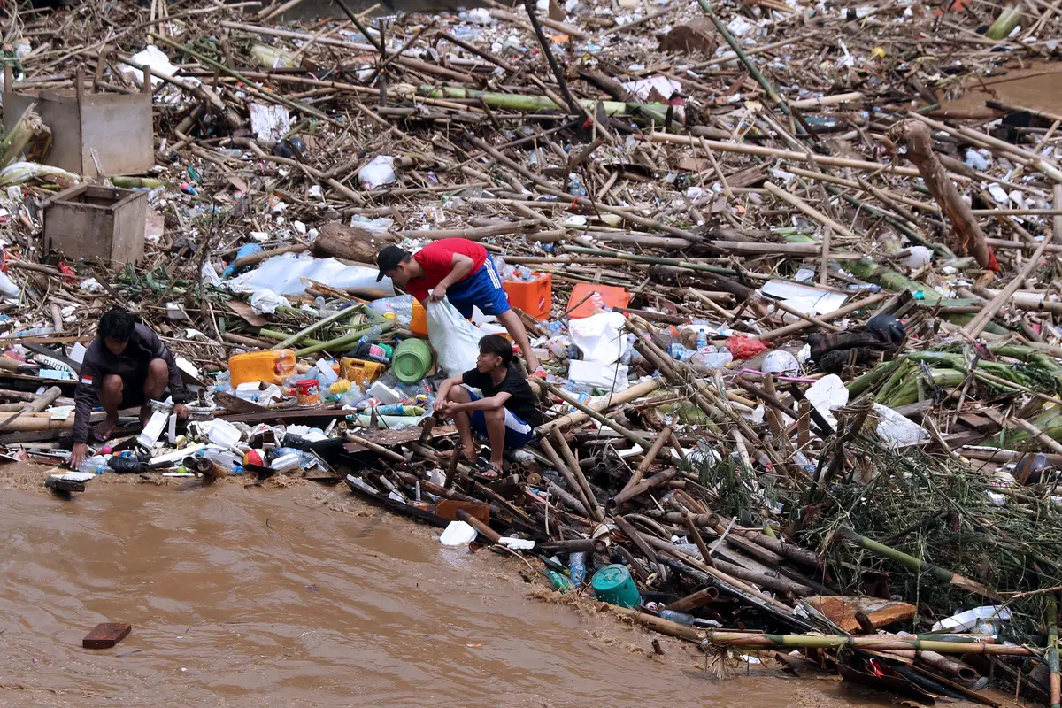 Mengais Rezeki di Sela - Sela Tumpukan Sampah
