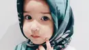 Anak dari Yasmine Wildblood, Seraphina Rose tampak begitu imut saat mengenakan hijab. Keimutan Sera pun membuat warganet jadi gemas saat melihatnya. (Foto: instagram.com/yasminexitenun)