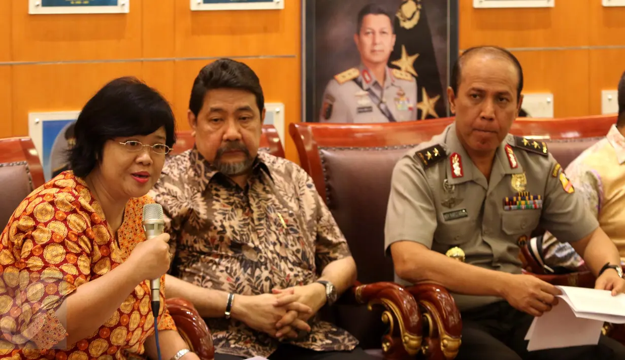 Anggota Tim Pencari Fakta Gabungan (TPFG) dari anggota Kompolnas Poengky Indarti (kiri) memberi keterangan terkait cerita gembong narkoba Freddy Budiman pada Koordinator KontraS Haris Azhar di Jakarta, Kamis (15/9). (Liputan6.com/Helmi Afandi)
