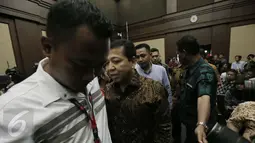 Ketua DPR Setya Novanto memasuki ruang persidangan kasus korupsi e-KTP di Pengadilan Tipikor Jakarta, Kamis (6/4). Setya Novanto bersama tujuh orang saksi dihadirkan JPU dalam sidang kelima kasus mega korupsi e-KTP ini. (Liputan6.com/Helmi Afandi)