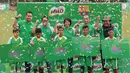 Kontestan MILO Road to Barcelona yang terpilih berfoto bersama pelatih dan Manajemen MILO di International School Clubs of Indonesia, Cirendeu, (15/7/2017). (Bola.com/Nicklas Hanoatubun)