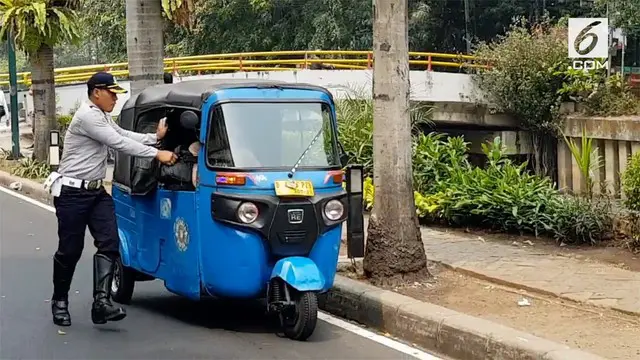 Sebuah bajaj berusaha kabur dari razia dengan ngebut melawan arus. Parahnya, aksi nekatnya itu hampir membuat bajaj menabrak bus.