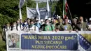 Rakyat Bosnia berjalan melalui daerah pegunungan dekat Crni Vrh saat memperingati 25 tahun pembantaian Srebrenica di Bosnia, Rabu (8/7/2020). Acara tersebut untuk mengenang lebih dari 8.000 orang yang tewas selama 10 hari pembantaian setelah Srebrenica diserbu pasukan Serbia. (AP Photo/Kemal Softic)