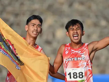 Atlet atletik kontingen Jawa Tengah Ammar Hudzaifah (kanan) bersama rekannya Muhammad Fadli Yusriadi (kiri) melakukan selebrasi usai memasuki garis finis pada laga cabor Atletik nomor 1500 meter (T37) Putra Pekan Paralimpiade Nasional (Peparnas) XVII di Stadion Atletik Sriwedari, Surakarta, Jawa Tengah, Senin (7/10/2024). (PB PEPARNAS XVII/Wawan H Prabowo)