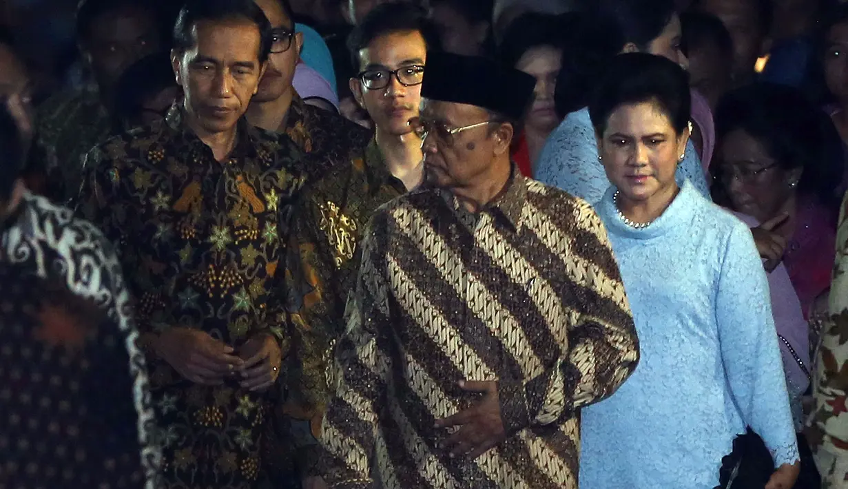 Rombongan calon penganten pria tiba di lokasi pada pukul 19.00, setelah berjalan kaki dari rumah Presiden Jokowi. (Galih W. Satria/Bintang.com)