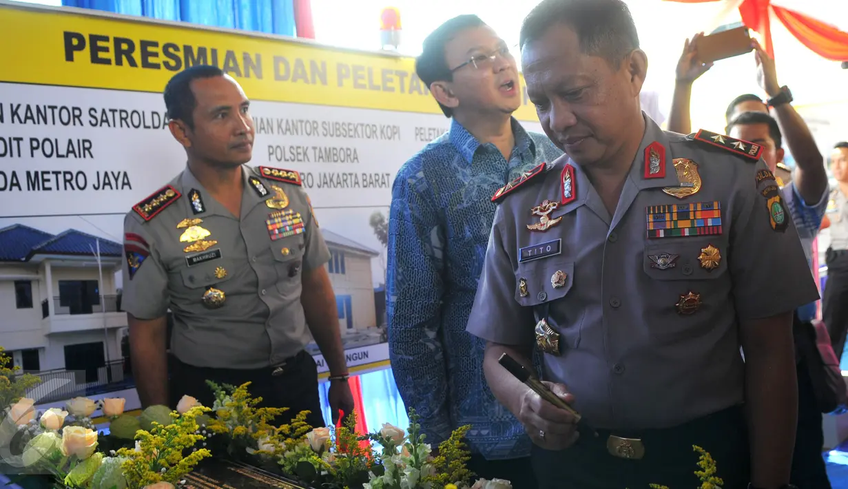 (Ki-ka) Direktur Polair Kombes Machruzy Rahman, Gubernur DKI, Basuki Tjahaja Purnama dan Kapolda Metro Jaya, Irjen Tito Karnavian pada peresmian Kantor Satrolda Ditpolair Polda Metro Jaya di Penjaringan, Jakarta, Sabtu (27/2). (Liputan6.com/Faisal R Syam)