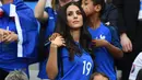Istri bek Prancis Bacary Sagna Ludivine Sagna saat menyaksikan pertandingan antara Prancis melawan Rumania pada kualifikasi Grup A Piala Eropa 2016 di stadion Stade de France, di Saint-Denis, Paris, Prancis, (10/6). (AFP PHOTO/FRANCK FIFE)