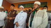 Kiyai Dan Ulama Banten Di Kejati. (Selasa, 08/06/2021). (Liputan6.com/Yandhi Deslatama).