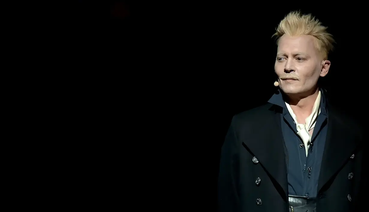 Aktor Johnny Depp menyampaikan monolog sebagai tokoh penyihir hitam Grindelwald dalam ajang Comic-Con di San Diego, 21 Juli 2018. Depp membuat pengunjung terkejut ketika ia keluar dari dengan rambut pirang dan kostum. (KEVIN WINTER / GETTY IMAGES / AFP)